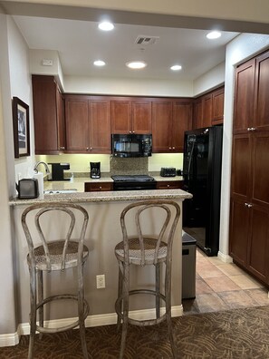 Refrigerador, microondas, horno y parrilla de estufa