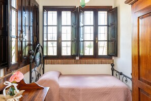 6 soverom, skrivebord, strykejern/-brett og wi-fi (inkludert)