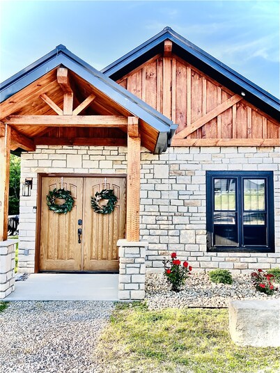 LUXURY COUPLES CABIN! Caveside Cabins