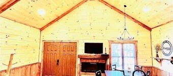 LUXURY COUPLES CABIN! Caveside Cabins