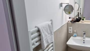 Een douche, een haardroger, handdoeken