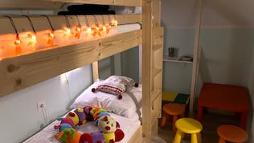 2 slaapkamers, een strijkplank/strijkijzer, reisbedje, gratis wifi