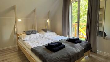 2 quartos, ferros/tábuas de passar roupa, berço de viagem