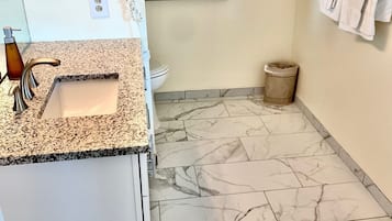 Combined shower/tub, hair dryer, towels
