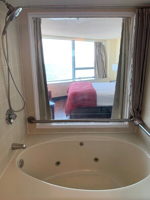 Tina con regadera, secadora de cabello, toallas