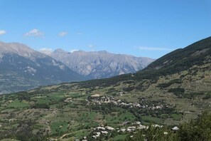 A valley with a small settlement surrounded by mountains. - Ski-in/ski-out & foot of the slopes, 1st floor, balcony, tv, ski locker, 39m², Les Orres (Les Orres)