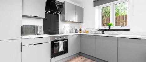 Geladeira, micro-ondas, fogão, cooktop