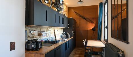 Frigorífico, microondas, horno y placa de cocina