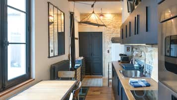 Coffee/tea maker, fridge, microwave, oven