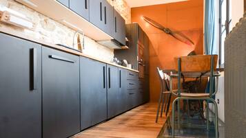 Coffee/tea maker, fridge, microwave, oven