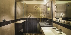 Family Room | Bathroom | Shower, towels, soap, shampoo