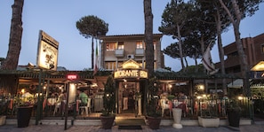 Dinner served, Italian cuisine - Hotel Cavaliere Nero (Pisa)