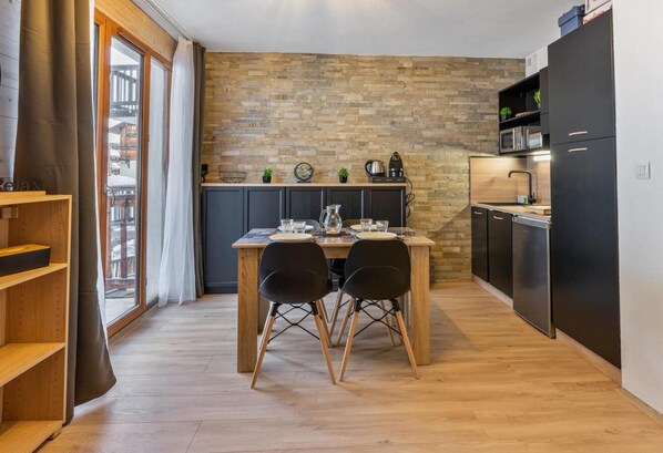 Fridge, microwave, dishwasher, coffee/tea maker