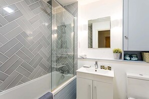 Bathtub, hair dryer, towels - Bright Flat in Historic Whitechapel (London)
