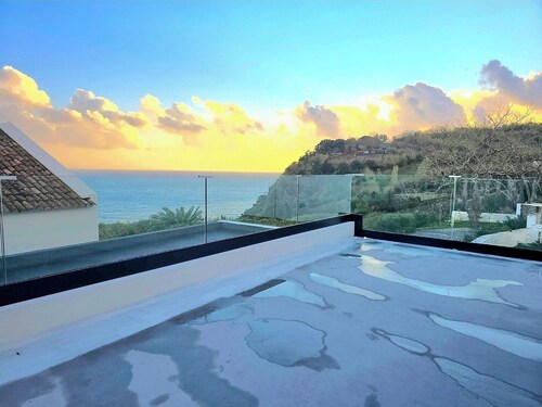 6 Bedroom House with Ocean views and 5 minutes from local beach.