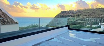 6 Bedroom House with Ocean views and 5 minutes from local beach.