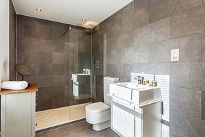 Baignoire, articles de toilette écologiques, séchoir à cheveux