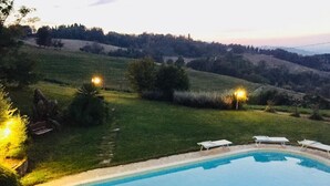 A swimming pool with a view of a hilly landscape, surrounded by grass and trees. - Magnificent home vacation wifi solution, sea, beach, last minute (Marche)