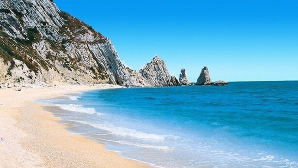 A beach with clear blue water and rocky cliffs. - Magnificent home vacation wifi solution, sea, beach, last minute (Marche)