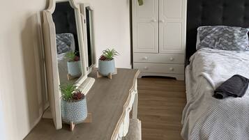 6 bedrooms, travel crib, free WiFi