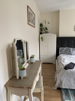 6 bedrooms, travel crib, free WiFi