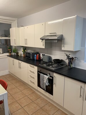 Fridge, microwave, oven, stovetop - Cosy very large 7 bedroom Victorian home in Zone 2 London (London)