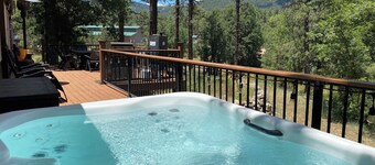 Private Peaceful Cabin - 3 Bd 2 Ba home - Private Deck, Jacuzzi, Pets Welcome!