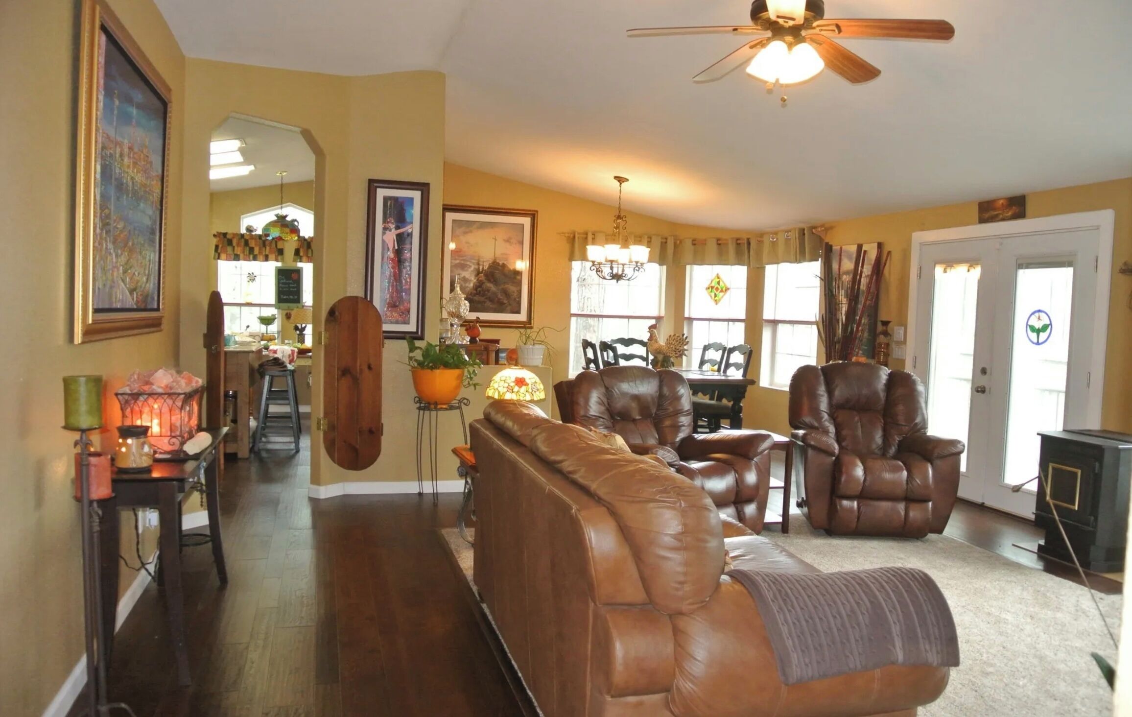 Una Smart TV, una chimenea, videojuegos