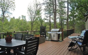 Outdoor dining - Private Peaceful Cabin - 3 Bd 2 Ba home - Private Deck, Jacuzzi, Pets Welcome! (Payson)