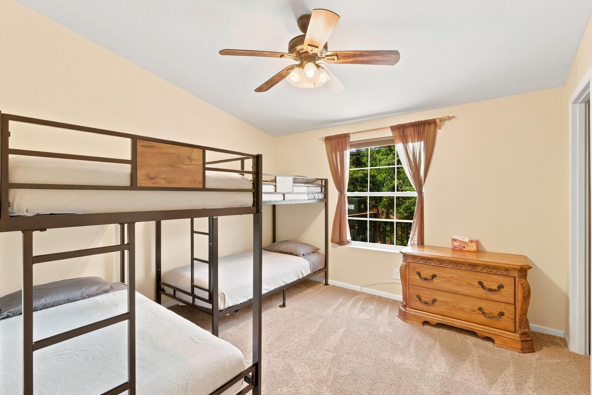 3 chambres, bureau, Wi-Fi gratuit, draps fournis