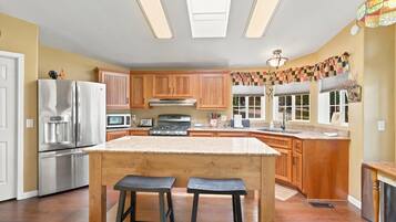 Coffee/tea maker, fridge, microwave, oven