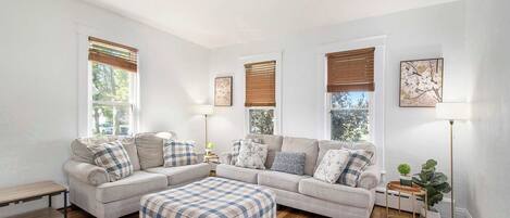 Télévision, jeux vidéo, livres, espaces bureaux