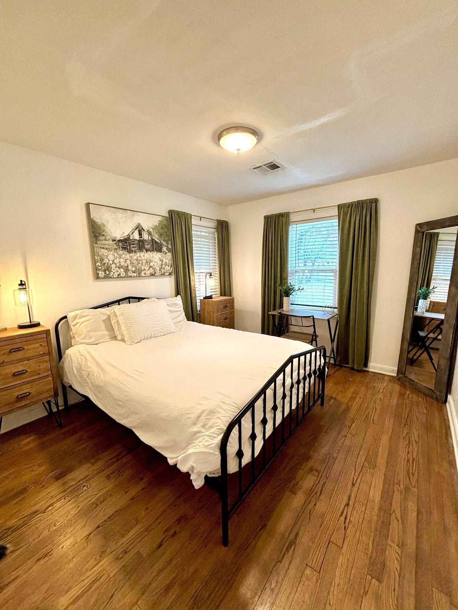 2 slaapkamers, bedden met traagschuimmatras, een bureau, wifi