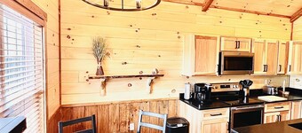 LUXURY COUPLES CABIN! Caveside Cabins