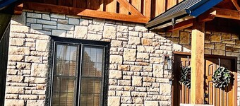 LUXURY COUPLES CABIN! Caveside Cabins