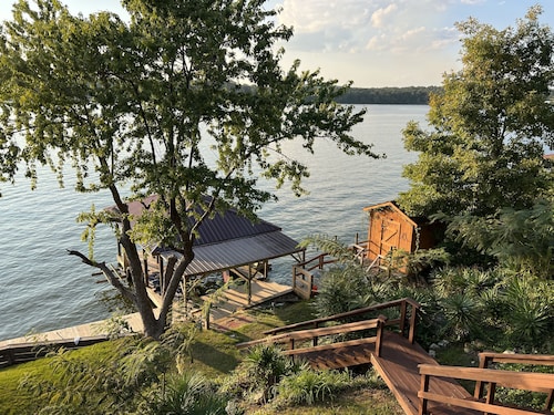 Stunning Lakefront 3 Bedroom with Dock and Deep Water!