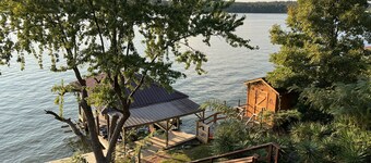 Stunning Lakefront 3 Bedroom with Dock and Deep Water!