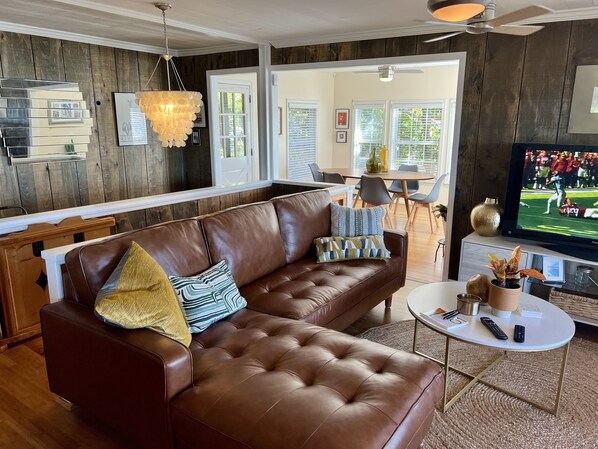 Smart TV, chimenea, futbolito y tenis de mesa 