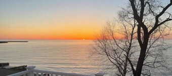 Lakefront 9 bedroom house sleeps 21+