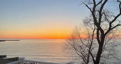 Lakefront 9 bedroom house sleeps 21+
