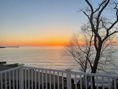 Lakefront 9 bedroom house sleeps 21+