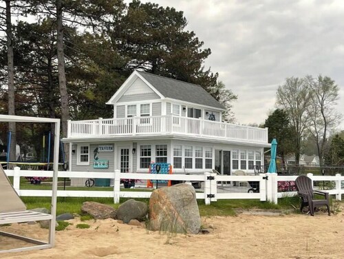 Lakefront 9 bedroom house sleeps 21+