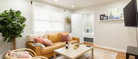 Televisor, llibres i oficines