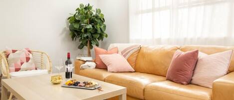 Télévision, livres, espaces bureaux