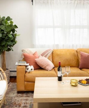 Televisión, libros y oficina 