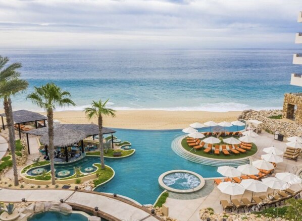 Alberca al aire libre y alberca climatizada