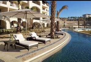 Alberca al aire libre y alberca climatizada