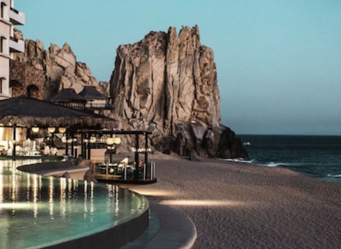 Nær stranden, solsenger og strandhåndklær