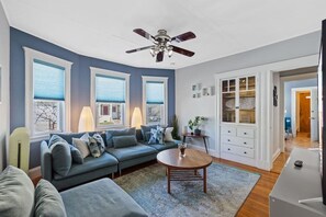 TV - Cozy House close to TUFTS, Harvard, MIT 3BR (Medford)