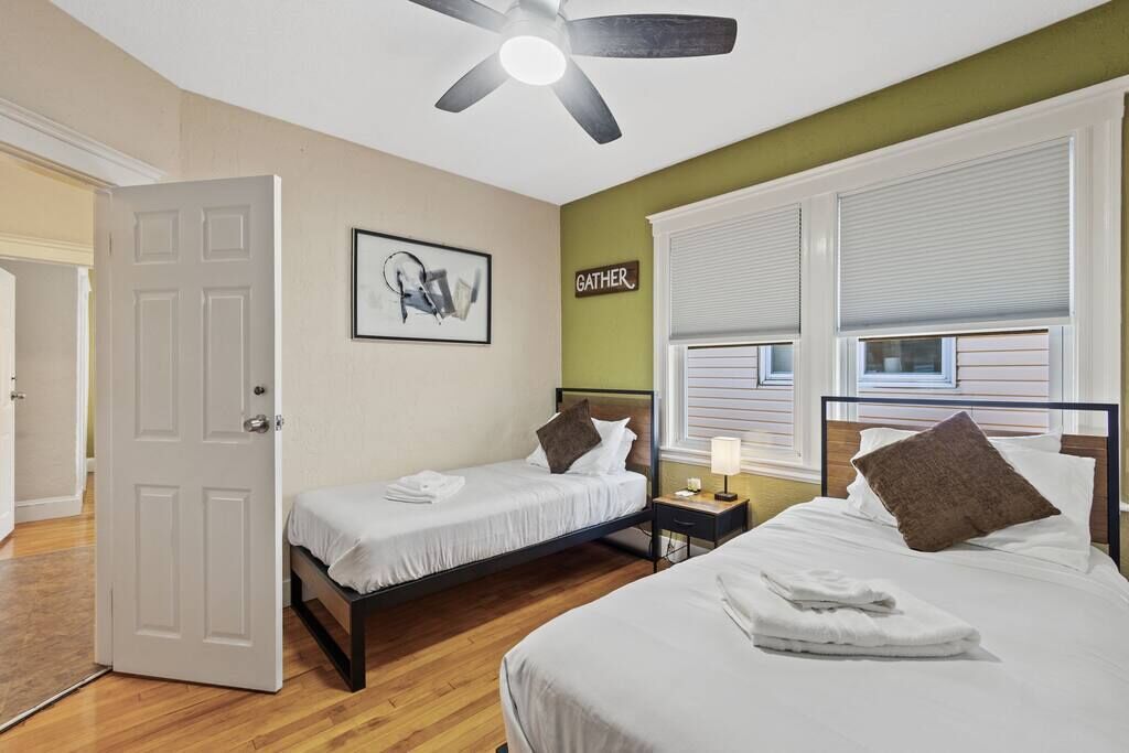 4 Schlafzimmer, Betten mit Memory-Foam-Matratzen, Bügeleisen/Bügelbrett